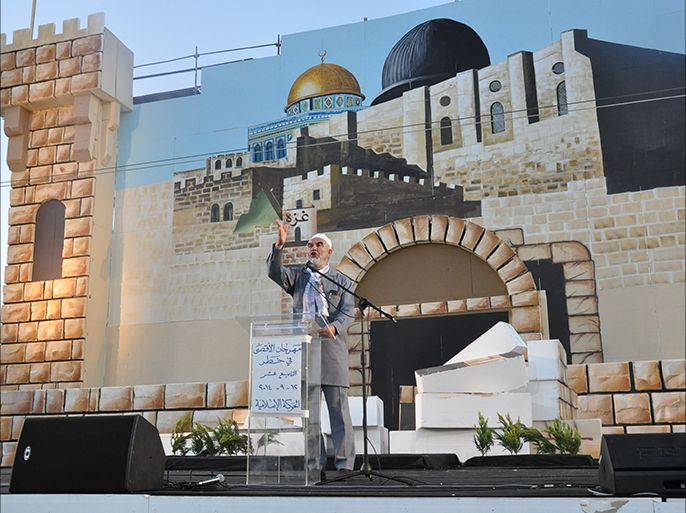 الشيخ رائد صلاح على منصة مهرجان الأقصى في خطر الذي ينظم سنويا بأم الفحم بالداخل الفلسطيني نصرة للقدس والأقصى.
