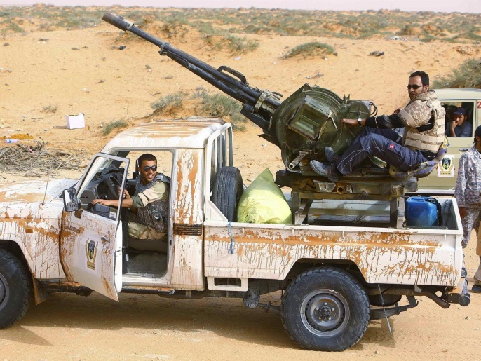 قوات ليبية أثناء عمليات عسكرية العام الماضي شرق مدينة سرت (رويترز)