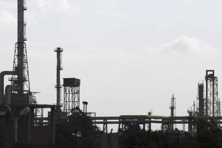 A refinery is pictured at a branch of petroleum company Petrojet in the Mediterranean city of Alexandria, 230 km (143 miles) north of Cairo, October 18, 2013. Egypt is preparing to print 5 million smart cards as part of a programme to reduce costly energy subsidies and will distribute them over the next three months, Finance Minister Ahmed Galal said early this month. REUTERS/Amr Abdallah Dalsh (EGYPT - Tags: BUSINESS ENERGY)