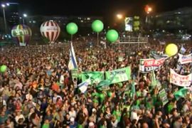 عشرات الآلاف من الإسرائيليين والضباط يتظاهرون ضد نتنياهو