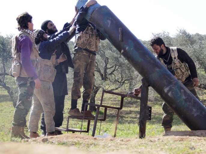 Rebel fighters from Suqour al-Sham Brigade prepare to launch a locally made shell towards forces loyal to Syria's president Bashar Al-Assad who are stationed in checkpoints surrounding the city of Idlib March 23, 2015. REUTERS/Mohamad Bayoush