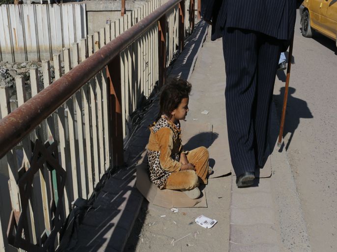 طفلة متسولة في مدينة البصرة الغنية بالنفط جنوب العراق