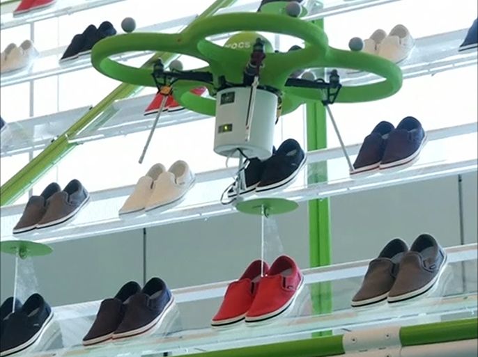 ابتكر صانع أحذية ياباني وسيلة جديدة تغني المشتري عن البحث الطويل في أرفف المتاجر وتساعده في خدمة الزبون،