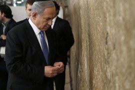 Israel's Prime Minister Benjamin Netanyahu holds a note to place in the Western Wall, Judaism's holiest prayer site, in Jerusalem's Old City March 18, 2015. Netanyahu won a come-from-behind victory in Israel's election after tacking hard to the right in the final days of campaigning, including abandoning a commitment to negotiate a Palestinian state. REUTERS/Ronen Zvulun (JERUSALEM - Tags: POLITICS ELECTIONS RELIGION)
