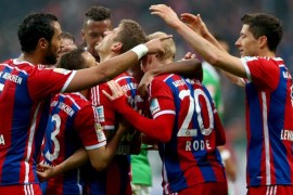 BREMEN, GERMANY - MARCH 14: Thomas Mueller (C) of Muenchen celebrates scoring the opening goal with his team mates during the Bundesliga match between SV Werder Bremen and FC Bayern Muenchen at Weserstadion on March 14, 2015 in Bremen, Germany.