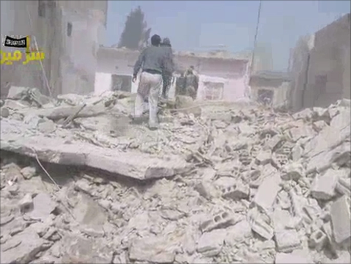 ‪جانب من الدمار جراء غارات جوية على مدينة سرمين في ريف إدلب‬ (ناشطون)
