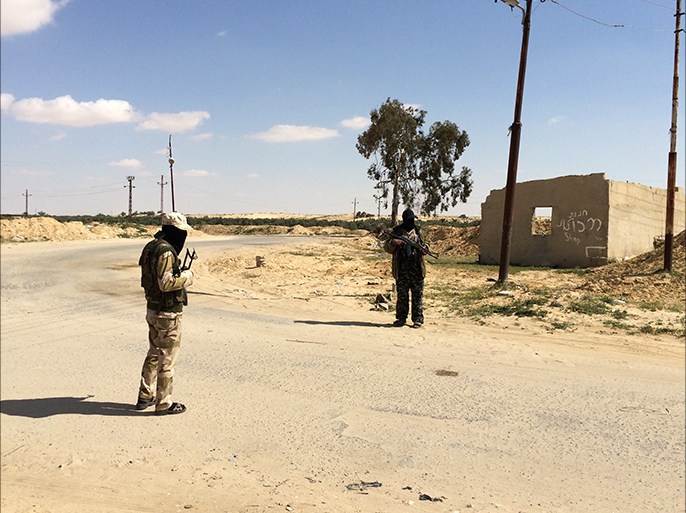 الصوره خاصه للجزيره نت فقط مسلحين ينصبون كمين في منطقة كرم القواديس جنوب الشيخ زويد.