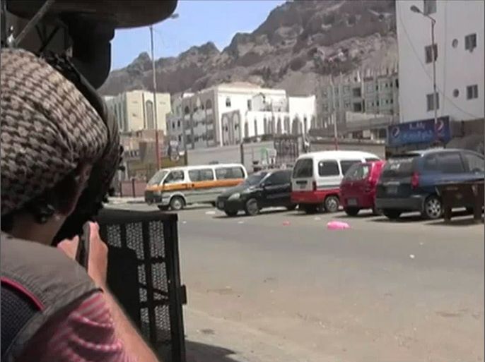 الجيش اليمني واللجان المؤيدة للرئيس هادي يسيطر ان على مطار عدن