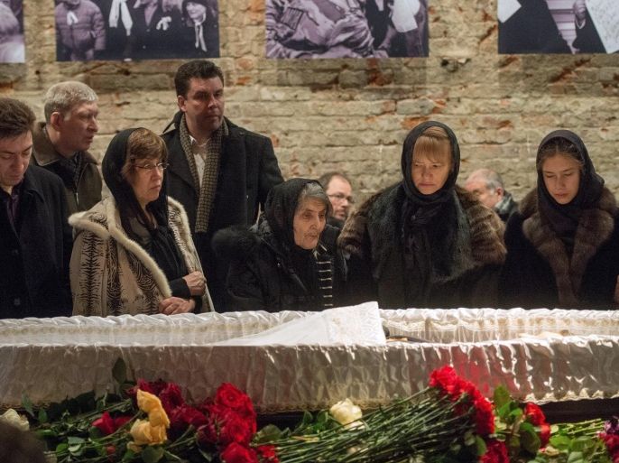 Relatives and friends pay their respects as they stand close to the coffin of Boris Nemtsov during a farewell ceremony in Moscow on March 3, 2015. Russia vowed on March 2 to find the killers of outspoken opposition leader Boris Nemtsov as fresh details emerged about the most shocking political assassination during Vladimir Putin's rule. Nemtsov's body will lie in state on March 3 at the Andrei Sakharov rights centre in Moscow, followed by his burial at the city's Troekurovskoye cemetery. AFP PHOTO / ALEXANDER UTKIN