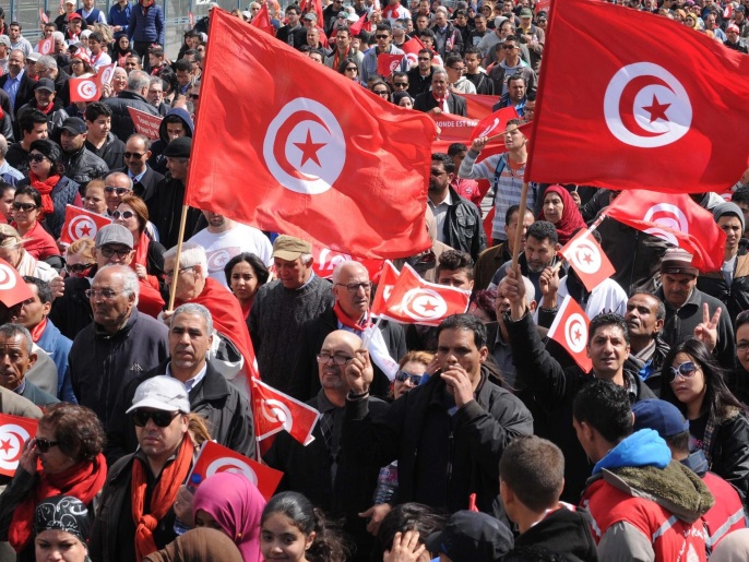 عشرات الآلاف شاركوا في مسيرة اليوم حاملين الأعلام التونسية (الأوروبية)
