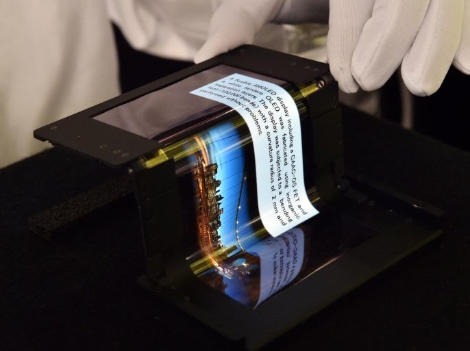 Japan's high-tech venture Semiconductor Energy Laboratory displays a 5.9-inch sized foldable organic light emitting diode (OLED) display at the Display Inovation exhibition in Yokohama, suburban Tokyo on October 30, 2014. The device, equipped with touch sensor function, can bend over 100,000 times. AFP PHOTO / Yoshikazu TSUNO