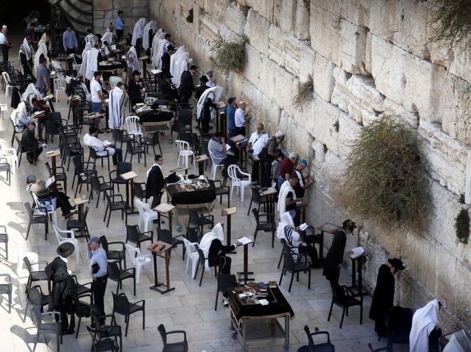 Jewish worshipers pray at the Western Wall under the al-Aqsa mosque compound in the old city of Jerusalem, on November 11, 2014. Recent unrest between Israelis and Palestinians has been fueled by religious tensions at the flashpoint Al-Aqsa mosque compound, as well as by moves to expand settler presence in the occupied eastern sector of the holy city. AFP PHOTO / THOMAS COEX