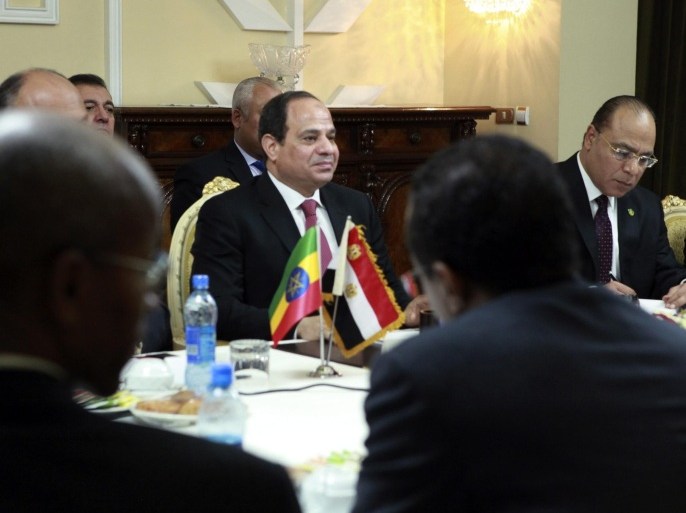 Egyptian President Abdel Fattah al-Sisi (C) sits across the table from Ethiopian Prime Minister Hailemariam Desalegn (not pictured) during their meeting at the Presidential Palace in Addis Ababa, Ethiopia, 24 March 2015. Al-Sisi is visiting Ethiopia a day after he signed a preliminary agreement with Desalegn and Sudanese President Omar al-Bashir in Sudanese capital Khartoum to end a long-running dispute on sharing the waters of the river Nile.