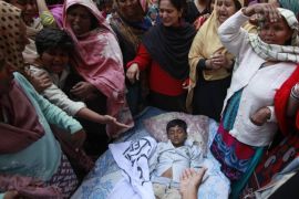 ATTENTION EDITORS - VISUAL COVERAGE OF SCENES OF INJURY OR DEATHPeople mourn as they surround the body of their relative who was killed in a suicide attack on a church in Lahore March 15, 2015. Bombs outside two churches in the Pakistani city of Lahore killed 14 people and wounded nearly 80 during Sunday services, and witnesses said quick action by a security guard prevented many more deaths. A Pakistani Taliban splinter group claimed responsibility. REUTERS/Mohsin Raza (PAKISTAN - Tags: CIVIL UNREST POLITICS RELIGION) TEMPLATE OUT