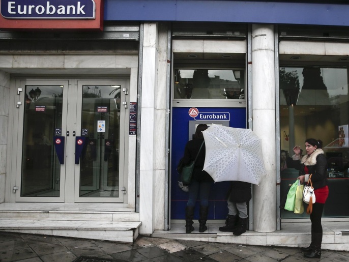 ‪المخاوف من انهيار المصارف اليونانية دفع المواطنين إلى سحب ودائعهم‬ (رويترز)