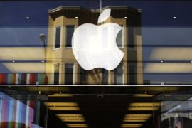 The Apple logo is pictured on the front of a retail store in the Marina neighborhood in San Francisco, California in this file photo from April 23, 2014. Apple Inc posted better-than-expected revenue after its best new-iPhone launch on record, pushing sales of the smartphone to 39.27 million in the September quarter. REUTERS/Robert Galbraith/Files (UNITED STATES - Tags: BUSINESS)