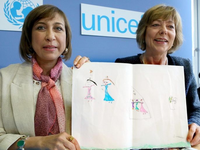 Daniela Schadt (R), partner of German President Gauck and ambassador for the UNICEF Germany, and Hanaa Singer, head of Unicef Syria, show a picture by 7-year-old Amira from a refugee camp, in Berlin, 12 March 2015. Schadt took part in a presentation about the Unicef report on the effects of war on the lives and developmnet of Syrian children.
