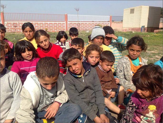 ‪أطفال نزحوا مع عائلاتهم إلى تركيا‬ (الجزيرة)
