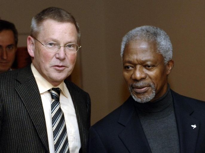 New York, UNITED STATES: German procecutor Detlev Mehlis (L) with United Nations Secretary General Kofi Annan (R) 11 December 2005 at Annan's residence in New York, just before Mehlis delivered his final report to Annan on the murder of Lebanese ex-premier Rafiq Hariri.