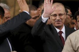 Palestinian Prime Minister Rami Hamdallah (R) waves during a news conference in Gaza City March 25, 2015. Hamdallah, who arrived to Gaza on Wednesday, urged donor countries to fulfill their financial obligations for the reconstruction of Gaza. REUTERS/Mohammed Salem