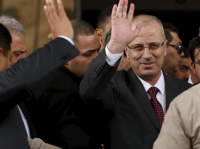Palestinian Prime Minister Rami Hamdallah (R) waves during a news conference in Gaza City March 25, 2015. Hamdallah, who arrived to Gaza on Wednesday, urged donor countries to fulfill their financial obligations for the reconstruction of Gaza. REUTERS/Mohammed Salem
