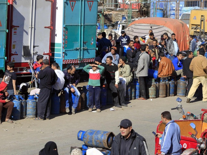 عشرات المصريين يصطفون لشراء أسطوانات الغاز أمام مركز توزيع بالقاهرة (رويترز)