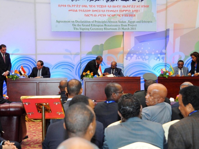 البشير يتوسط رئيس وزراء إثيوبيا (يمين) والسيسي أثناء التوقيع على اتفاق مبادئ بشأن سد النهضة بالخرطوم في مارس/آذار من العام الماضي (الأوروبية)