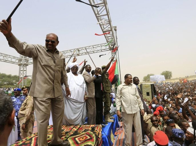 Sudanese President and National Congress Party (NCP) candidate Omar Hassan al-Bashir waves to supporters during a re-election campaign in El-Ginana, West Darfur March 4, 2015. Bashir said he will step aside in 2020 if he is elected for one more term in April elections. REUTERS/ Mohamed Nureldin Abdallah (SUDAN - Tags: POLITICS ELECTIONS)