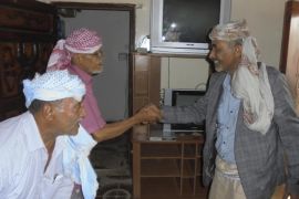 Yemen's Defence Minister General Mahmoud al-Subaihi (R) shakes hands with visitors in his home in al-Subaiha area of Yemen's southern province of Lahej, to which he arrived from the capital Sanaa March 8, 2015. Subaihi has fled Houthi-controlled Sanaa for Aden, officials said on Sunday, in a move expected to bolster President Abd-Rabbu Mansour Hadi in his power struggle with the Shi'ite Muslim group. Yemen is caught in a stand-off between the Western-backed president and the Iran-backed Houthi clan, now the country's de facto rulers. The group seized the presidential palace in Sanaa in January and confined the president to his private residence. Hadi managed to escape from the Houthis two weeks ago. REUTERS/Stringer (YEMEN - Tags: CIVIL UNREST POLITICS MILITARY)