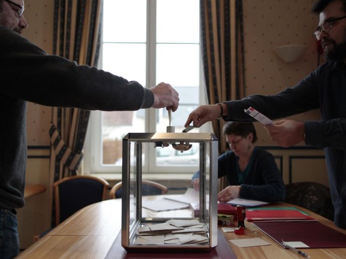 A man casts his ballot in the first round of the French departementales elections on March 22, 2015 in Fontaine-sous-Jouy, northwestern France. AFP PHOTO / CHARLY TRIBALLEAU
