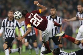 AS Roma's Seydou Keita heads the ball to score against Juventus during their Italian Serie A soccer match at the Olympic stadium in Rome March 2, 2015. REUTERS/Giampiero Sposito (ITALY - Tags: SPORT SOCCER)