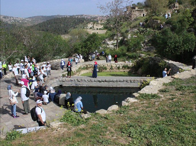 تجمع أهالي القرية عند نبعة الماء في لفتا "المحطة الأولى في جولتهم للقرية".