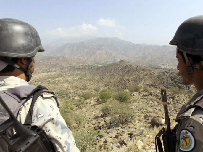 Saudi soldiers stand guard in Jizan on the border with Yemen November 3, 2014. Gains by the Shi'ite Houthi rebel movement in Yemen are ringing alarm bells in Saudi Arabia, concerned for what it means for its vulnerable southern border, already the conduit for a constant flow of illicit activity. Picture taken November 3, 2014. REUTERS/Faisal Al Nasser (SAUDI ARABIA - Tags: POLITICS CIVIL UNREST)