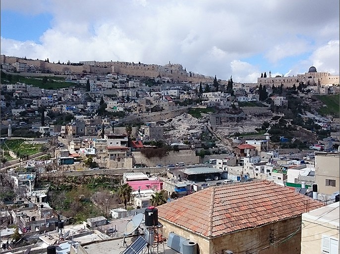 صورة عامة من بلدة سلوان ويظهر المسجد الأقصى أعلى البلدة."سكانها من أكثر أحياء القدس استهدافا".
