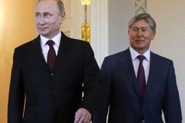 Russian President Vladimir Putin (L) and his Kyrgyz counterpart Almazbek Atambayev enter a hall ahead of their meeting at the Constantine (Konstantinovsky) Palace in St. Petersburg March 16, 2015. Putin laughed off suggestions he had been forced to lie low because of poor health, saying on Monday that life would be "boring without gossip". REUTERS/Anatoly Maltsev/Pool (RUSSIA - Tags: POLITICS)