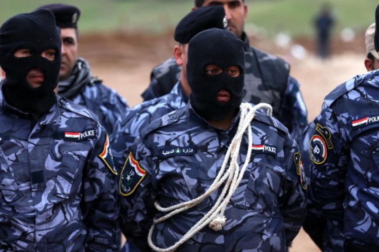 Iraqi policemen line up during a training session at a camp in the Bardarash district, 30 kilometres northeast of Mosul on January 10, 2015 as they prepare to recapture the northern Iraqi city of Mosul, currently under the control of Islamic State (IS) group fighters. IS spearheaded a sweeping militant offensive in June that overran large areas north and west of Baghdad, and also holds significant territory in Iraq and Syria. AFP PHOTO / SAFIN HAMED