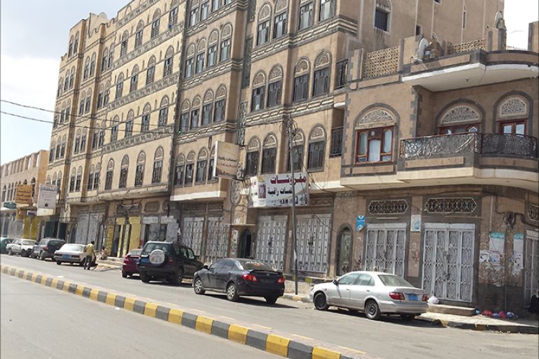 جانب من أحد شوارع صنعاء خاليا من الحركة المروية ومحلات مغلقة