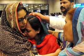 People embrace their relatives who were evactuated from Yemen, as they arrive at Jinnah International Airport in Karachi, Pakistan, early 30 March 2015. At least 500 Pakistanis were evacuated by plane from Yemen after the Saudi-led military coalition halted the airstrikes for the evacuation mission. Pakistan has not decided yet whether to send its troops to take part in the Saudi-led campaign in Yemen.