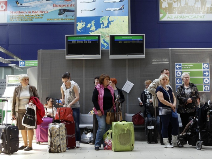 ‪سياح روس في مطار العاصمة المجرية بودابيست‬ (رويترز-أرشيف)