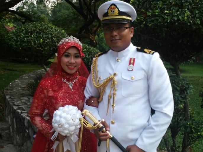 ‪‬ شفيع جعفر مع عروسه لالتقاط صور تذكارية في إحدى حدائق العاصمة الماليزية(الجزيرة)