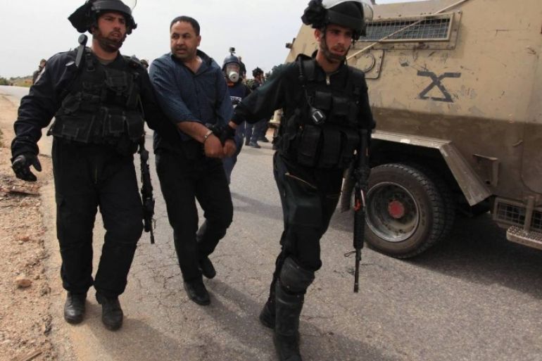 جنود إسرائيليون يعتقلون مسؤول هيئة الجدار والاستيطان بالضفة جميل البرغوقي خلال قمع فعالية إحياء يوم الأرض