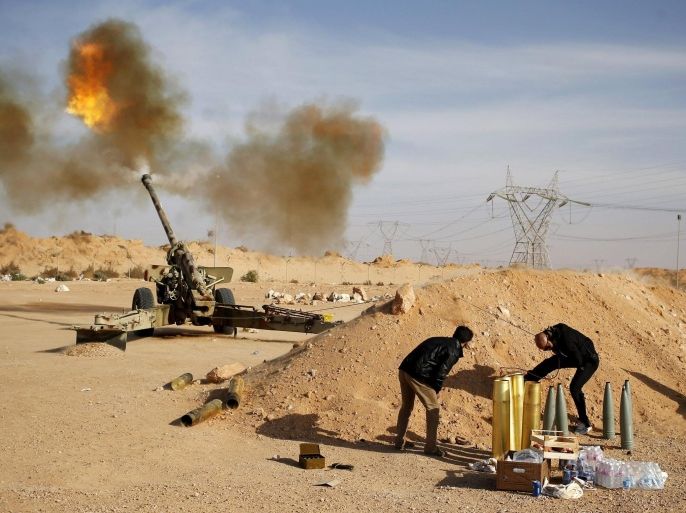 Libya Dawn fighters fire an artillery cannon at IS militants near Sirte March 19, 2015. REUTERS/Goran Tomasevic