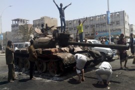 Boys stand on a tank burnt during clashes on a street in Yemen's southern port city of Aden March 29, 2015. Yemeni fighters loyal to the Saudi-backed President Abd-Rabbu Mansour Hadi clashed with Iranian-allied Houthi fighters on Sunday in downtown Aden, the absent leader's last major foothold in the country. REUTERS/Stringer