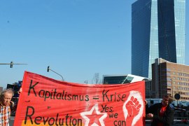 الرأسمالية وأزمتها والثورة بلافتة أمام المصرف الأوروبي بمقره الجديد. الجزيرة نت