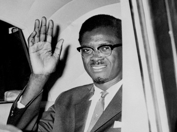 Patrice Lumumba salue les photographes alors qu'il quitte l'aéroport d'Idlewild le 02 août 1960, pour se rendre à son hôtel de New York. Leader du Mouvement National Congolais, il fut le premier Premier ministre (1960) de la République démocratique du Congo, ancien Congo belge, rebaptisée Zaïre en 1971. Arrêté en novembre 1960 et destitué de son poste, il fut assassiné en janvier 1961. Patrice Lumuba salutes the photographers as he leaves the Idlewild airport 02 August 1960, to go to his hotel in New York. Leader of the Congolese national movement, he became the first Prime Minister (1960) of the new state Democatic Republic of the Congo, former Belgian Congo, renammed Zaïre in 1971. Arrested in November 1960 and deposed, he was assassinated in January 1961.