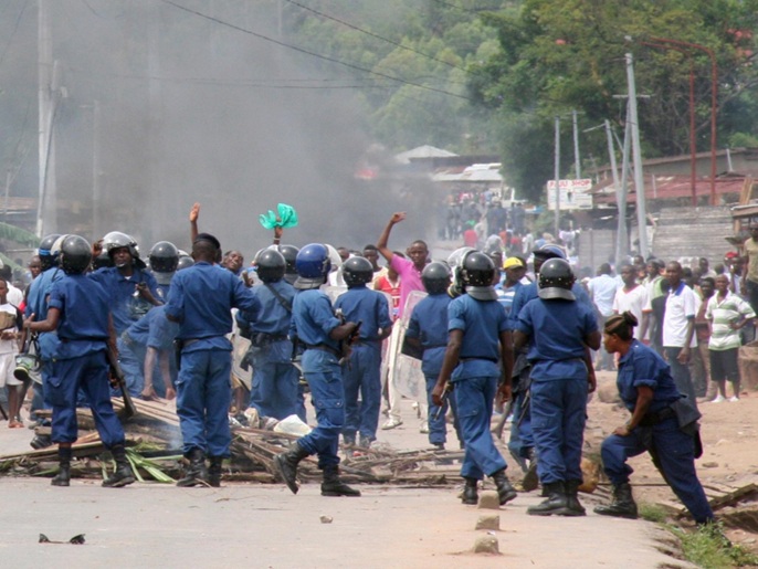 ‪اشتباكات بين الشرطة ومحتجين على إعادة ترشح الرئيس لولاية ثالثة‬ (غيتي)