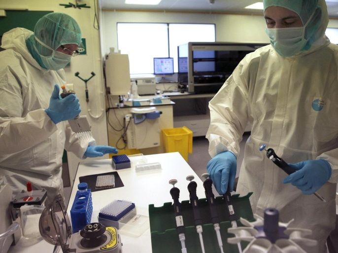 Forensic scientists of the Criminal Research Institute of the National Gendarmerie (IRCGN), in Pointoise, collects DNA taken from the victims of the crash of the Germanwings Airbus A320 in the French Alps, March 30, 2015. Forensic scientists are in the active phase in the identification process of the 150 victims in the air crash. REUTERS/Christophe Ena/Pool