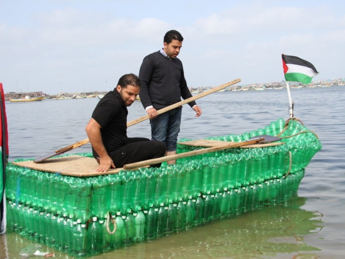 شباب غزة حولوا الزجاجات الفارغة لقارب(الجزيرة)