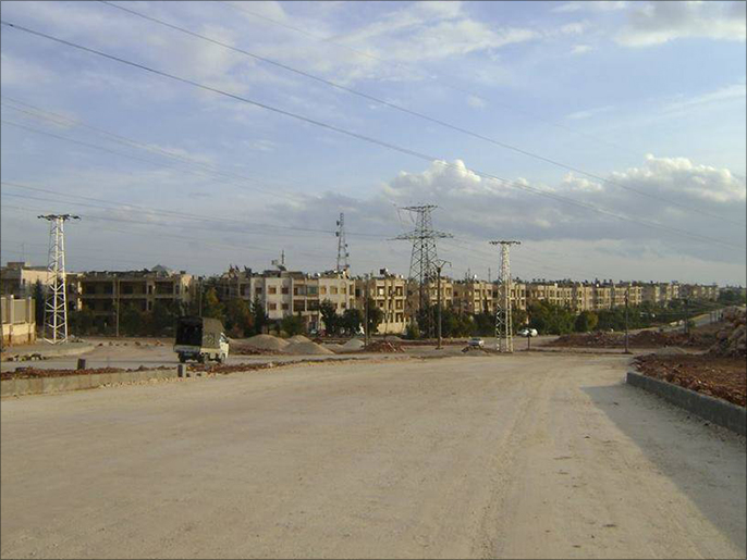 ‪أحد الطرق المغلقة بالسواتر الترابية في حي حلب الجديدة‬ (الجزيرة)