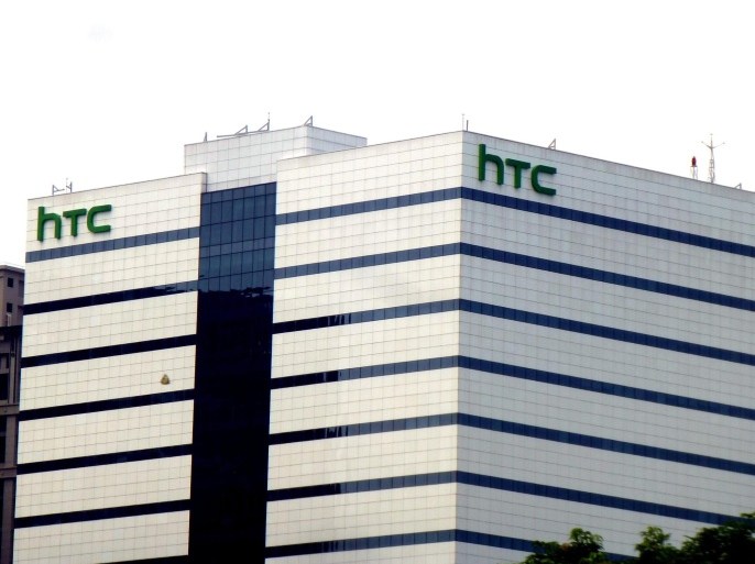 A photo made available on 27 December 2013 shows the logo of Taiwan cellphone maker HTC outside its headquarters in Hsintien, New Taipei City, Taiwan, 02 September 2013. On 27 December 2013, Taiwan prosecutors indicted HTC's chief designer Chien Chih-lin and five employees for leaking a yet-to-be-launched smartphone's interface technology to Chinese manufacturers to prepare to form a joint-venture company in China. HTC is fighting an uphill battle against Samung, Apple and other smartphone makers to try to make HTC a popular brand in the world.